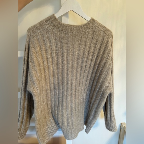 Beige oversized Zara sweater. Size small - Picture 3 of 4
